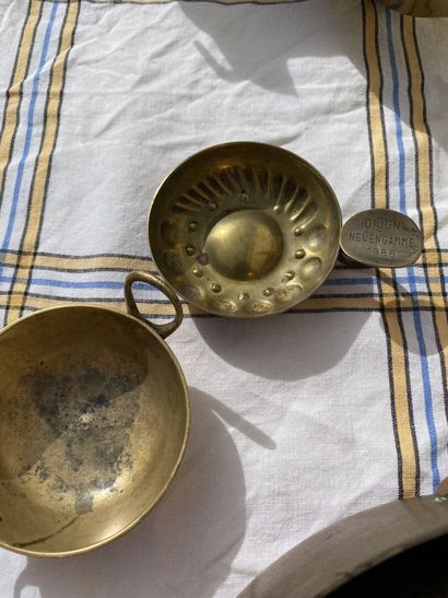 Lot of brassware including a set of pans,...