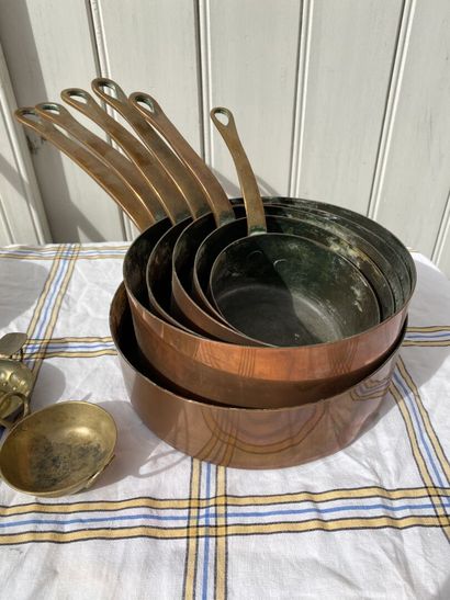 Lot of brassware including a set of pans,...
