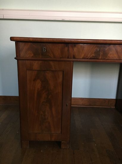 Bureau plat en acajou et placage d'acajou,...