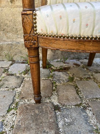Fauteuil directoire en bois naturel

A dossier...