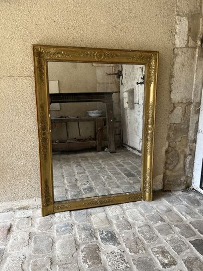 Trumeau en bois sculpté et doré, XIXe siècle....
