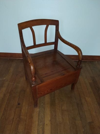 
Fauteuil d'aisance en sapin, XIXe siècle




H....