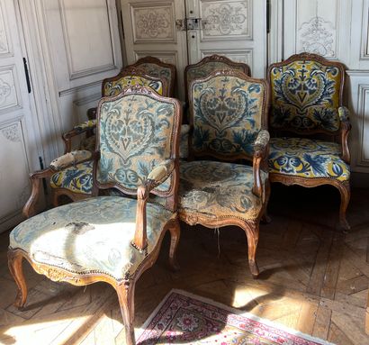 Suite de six fauteuils en bois mouluré et...