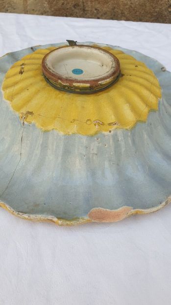 Plat en faïence émaillée dans le gout de...