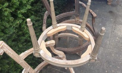 Deux fauteuils et une chaise estampillée...