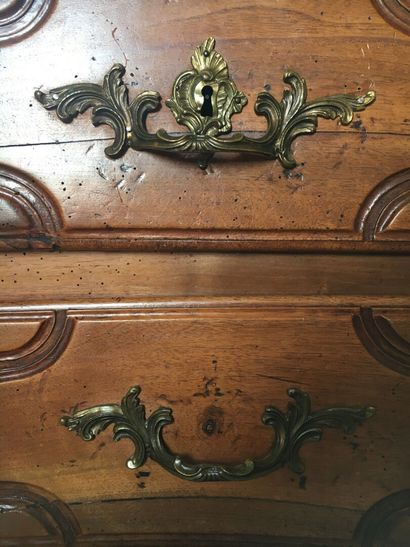Commode en bois mouluré et sculptée estampillée...