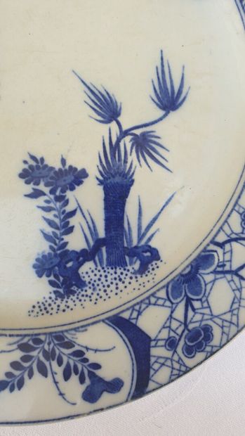 Cinq assiettes, service Japon, Creil et Montereau.

D....