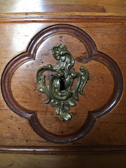 Commode en bois mouluré et sculptée estampillée...