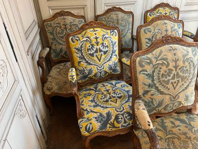 Suite de six fauteuils en bois mouluré et...