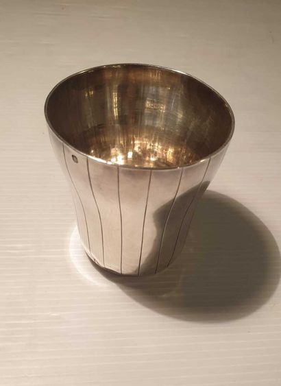 Lot of five silver goblets.

Three silver...