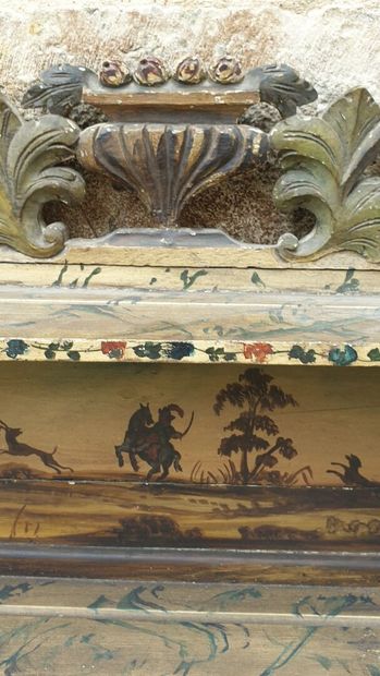 Etagère d'applique en bois sculpté et laqué,...