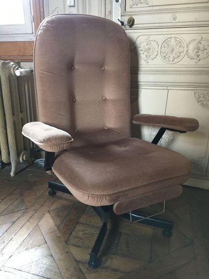 Resting armchair, circa 1970

H. 104, L....