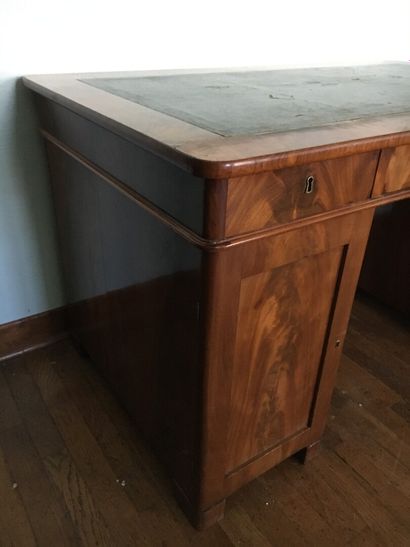 Bureau plat en acajou et placage d'acajou,...