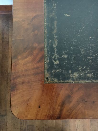 Bureau plat en acajou et placage d'acajou,...