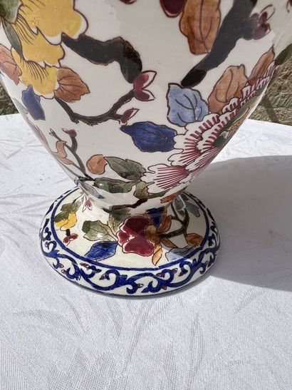 GIEN XXth century

Peonies vase

H. 40 c...