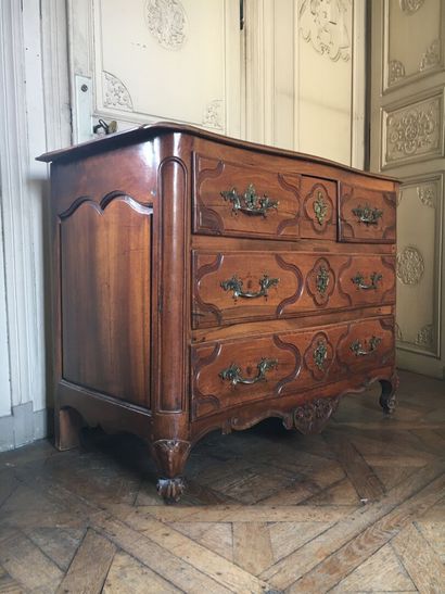 Commode en bois mouluré et sculptée estampillée...