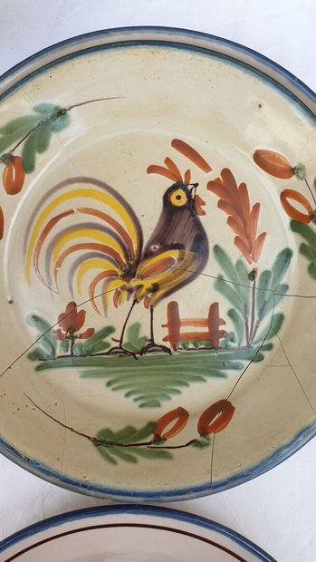 Lot de 16 assiettes en faïence, majoritairement...