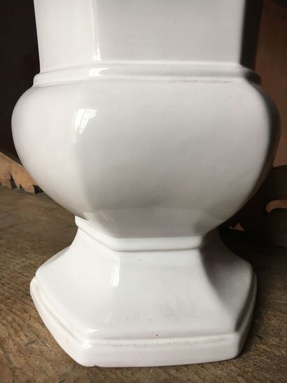 Vase in white glazed earthenware, XXth century

Signed...