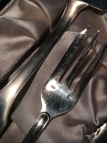 Silver plated cake set with a staple.

12...