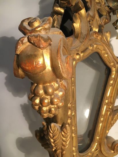 Lanterne en bois sculpté ajouré et doré,...