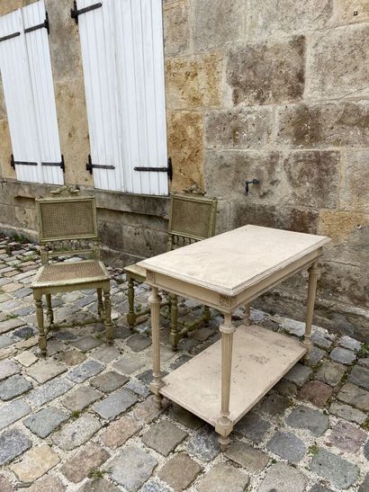 Deux chaises en bois laqué et canné, style...