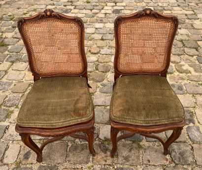 Paire de chaises cannées en bois mouluré...