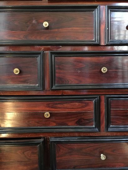 
Cabinet en placage de bois de violette et...
