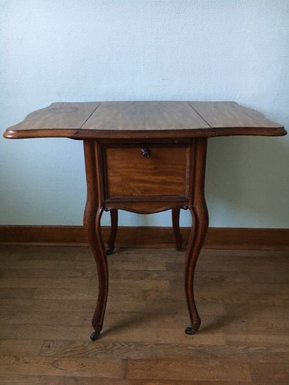 Table travailleuse en acajou et placage d'acajou,...