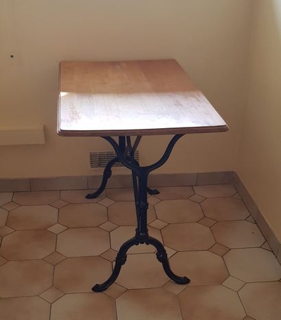 Bistro table, wood top and cast iron base

H....