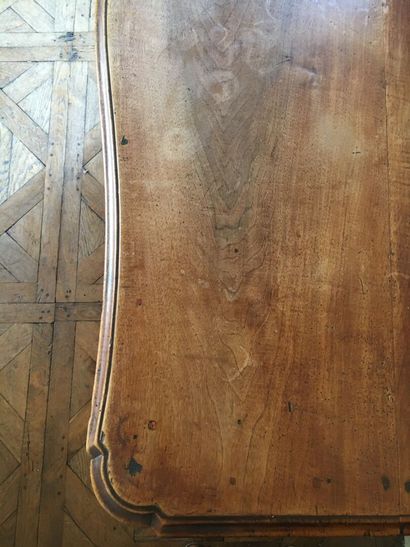 Commode en bois mouluré et sculptée estampillée...