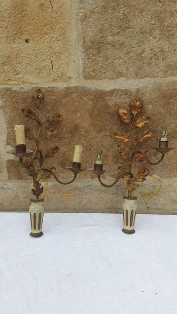 Paire d'appliques en tôle et bois, style...
