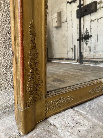 Trumeau en bois sculpté et doré, XIXe siècle....