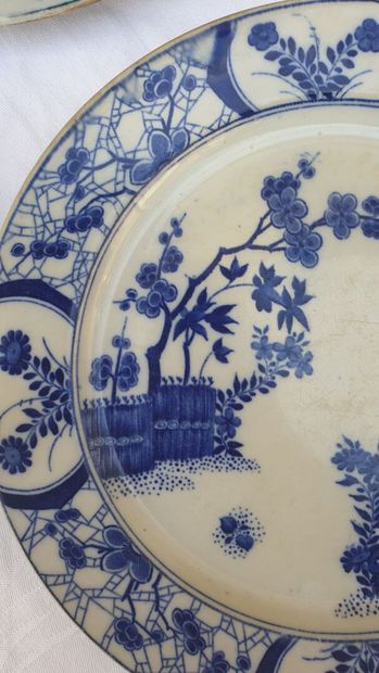 Cinq assiettes, service Japon, Creil et Montereau.

D....
