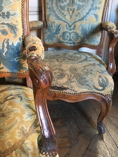 Suite de six fauteuils en bois mouluré et...