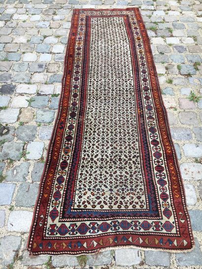 CAUCASUS, XXth century

Woolen gallery carpet...