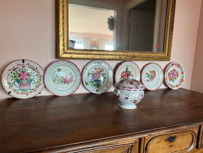 Lot en faïence de l'Est comprenant six assiettes...
