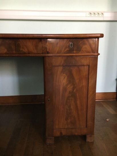Bureau plat en acajou et placage d'acajou,...