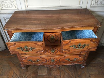 Commode en bois mouluré et sculptée estampillée...