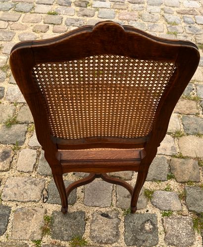 Paire de chaises cannées en bois mouluré...
