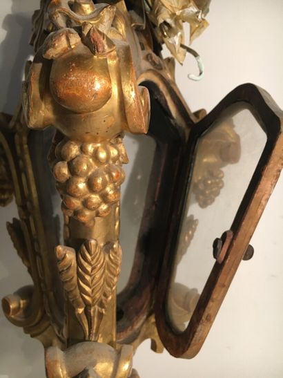 Lanterne en bois sculpté ajouré et doré,...