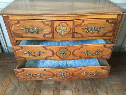 Commode en bois mouluré et sculptée estampillée...