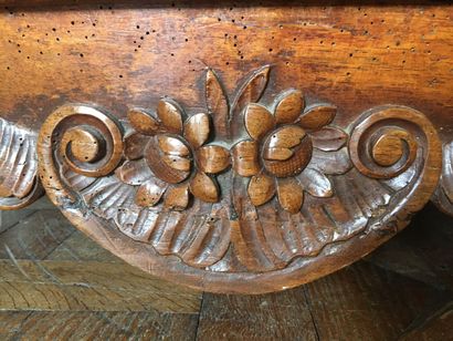 Commode en bois mouluré et sculptée estampillée...