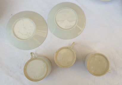 Service en porcelaine blanche dorée de Limoges,...
