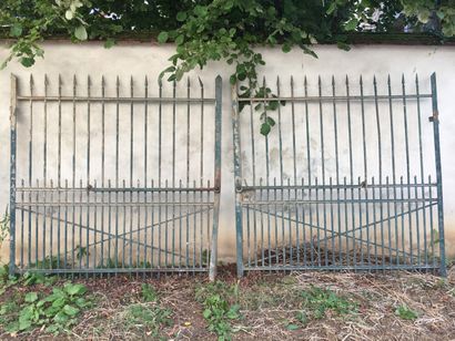 Important gate in green lacquered cast iron,...