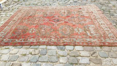SMYRNE

Square carpet on red background

3,12...