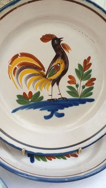 Lot de 16 assiettes en faïence, majoritairement...