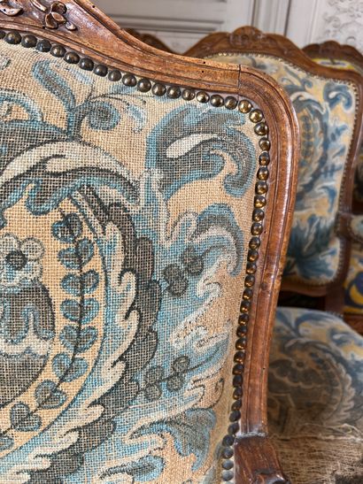 Suite de six fauteuils en bois mouluré et...