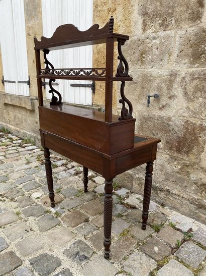 Bonheur du jour en acajou et placage d'acajou....