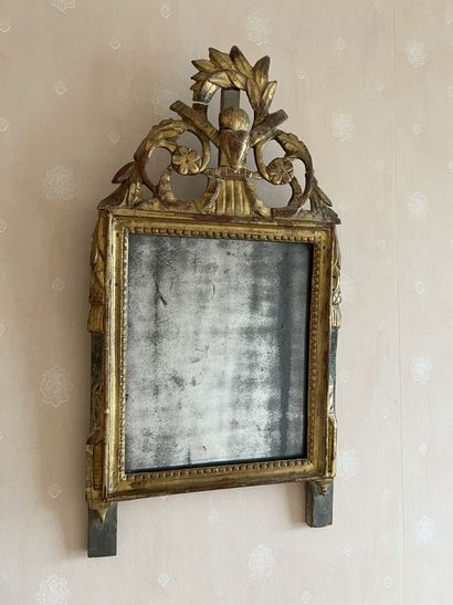 Petite glace rectangulaire en bois sculpté...