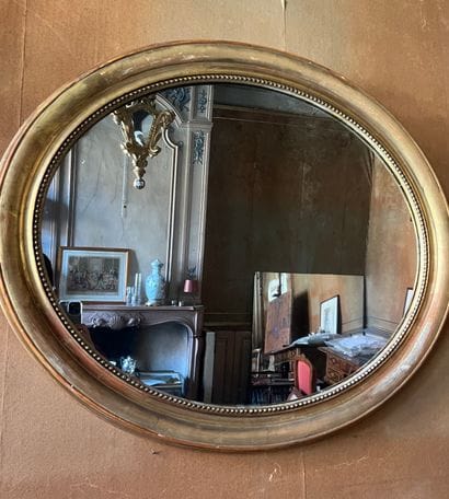 Miroir ovale, cadre en bois doré.

72 x 86...